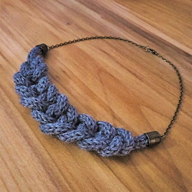 Collana di lana fatta a mano